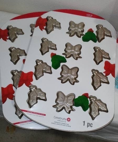 lot 530 image: New 3D Christmas Craft Set, Candy Molds (2) and Sprinkle mix.