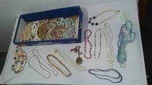 lot 251 image: Jewelry