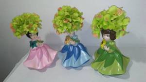 lot 287 image: Atlantic Mold, 1967, 3 Ceramic Girls Singing.