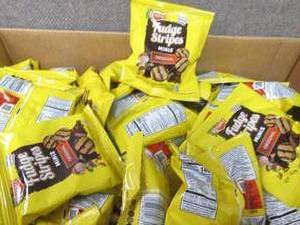 lot 29 image: Case of 130 - 1 oz Keebler Fudge St...