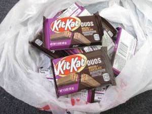 lot 62 image: 12- 1.5 oz KitKat Duos...