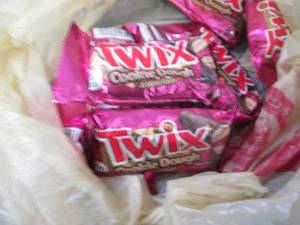 lot 74 image: 12- 1.36 oz Cookie Dough Twix...