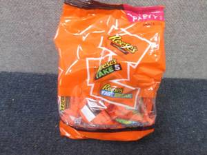 lot 83 image: 32.06 oz Assorted Reeses Snack Siz...