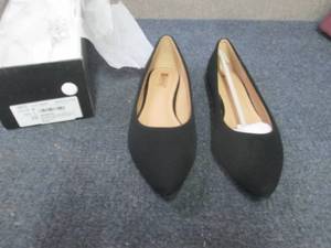 lot 336 image: NIB Ladies Size 9 Black Flats...