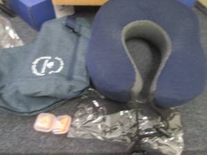 lot 418 image: Urnexttour Travel Set- Neck Pillow,...