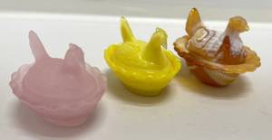 lot 220 image: Vintage Boyd  Glass  Chicken Salt Dishes & More