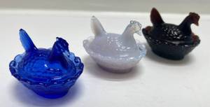 lot 221 image: Vintage Boyd  Glass  Chicken Salt Dishes