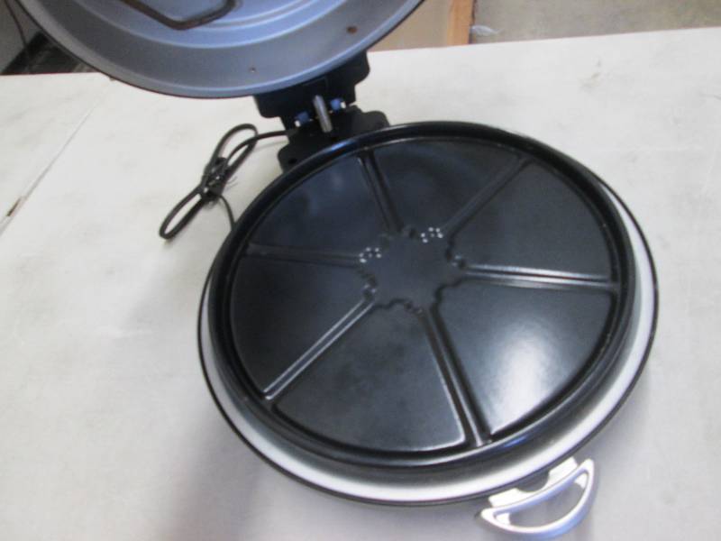 lot 390 image: Pizza Perfector- untested...