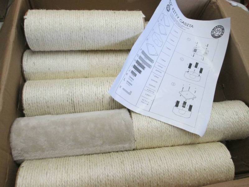 lot 21 image: Majestic Pet Bungalow 52 3-Tier Ca...