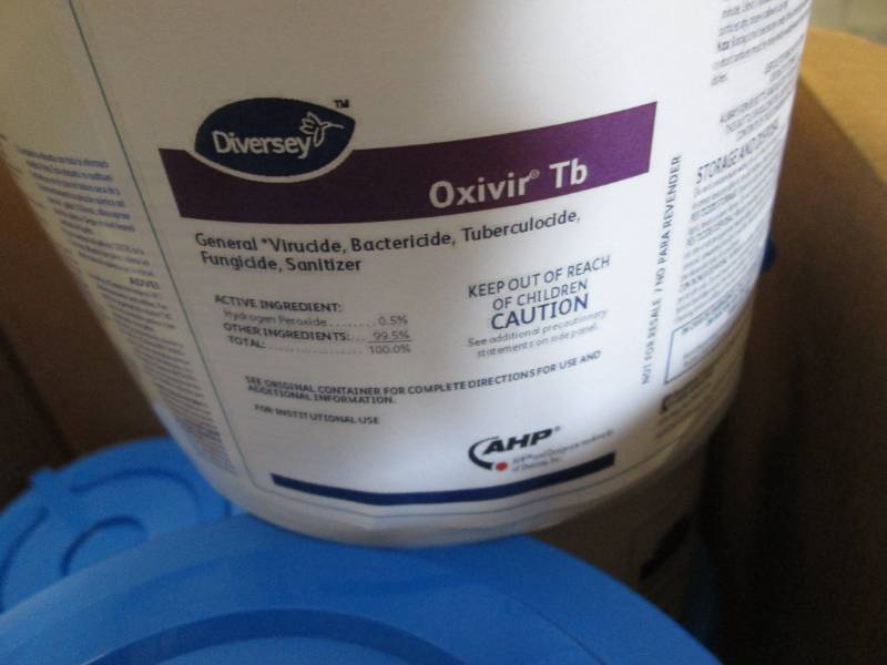 lot 420 image: 8 Buckets Diversey Oxivir Tb in Wet...