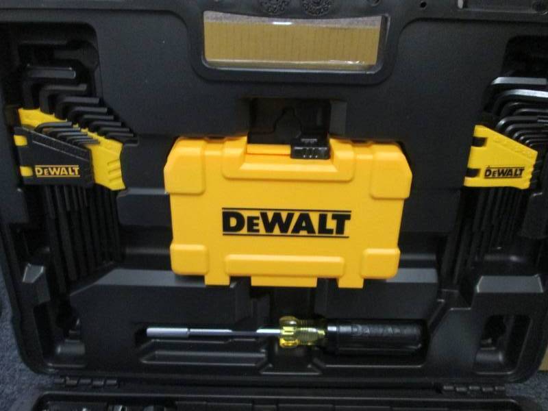 lot 93 image: DeWalt 108-Pc. 14 and 38 Drive ...
