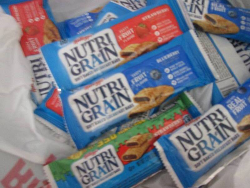 lot 130 image: 12 Assorted NutriGrain Breakfast Ba...