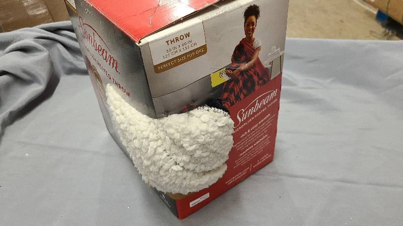 lot 157 image: Sunbeam Microplush Heated Throw