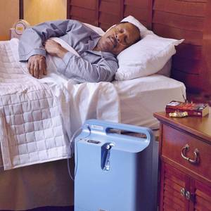 lot 7 image: MSRP $2000 Respironics Everflo Q Ultra-quiet Stationary 5 LPM (Liters Per Minute) Oxygen Concentrator With Opi (Oxygen Percentage Indicator (OPI) - alarm that sounds when oxygen levels fall below 70%) Very Low Hours - Great Working Condition