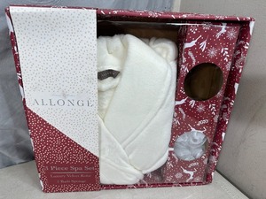 lot 22 image: Brand New 3 Piece Spa Robe Gift Set