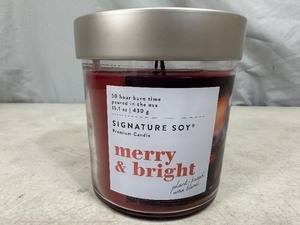lot 26 image: New Signature Soy Merry and Bright Soy Double Wick Candle - 50 hour