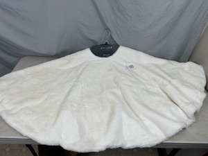 lot 20A image: New Super Soft Faux Fur Christmas Tree Skirt