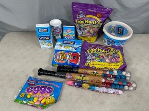 lot 140 image: Candy Blox Candy, Dubble Bubble Gum, and More