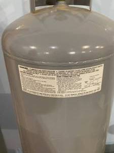 lot 82 image: 100 LB LP Tank
