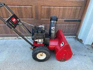 lot 71 image: Toro 521 Snowblower