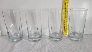 lot 105 image: Lovely Cocktail Glassware