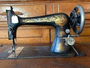 lot 29 image: Vintage Singer Sewing Machine in wood desk