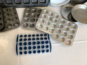 lot 106 image: Bakeware Haul