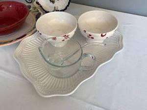 lot 109 image: Festive Platters and Serving Pieces