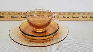 lot 108 image: Vintage amber glass dishes