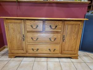 lot 4 image: Solid Oak Credenza