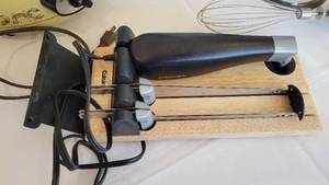 lot 164 image: Small kitchen Appliances -Blender, knife etc