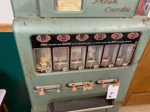 lot 8 image: Vintage Candy Vending Machine