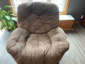 lot 43 image: Brown Puffy Sofa and Recliner