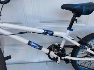 lot 102 image: 20 Mongoose Crush Giant Bike