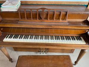 lot 198 image: Gulbrandson Piano with $20 bill