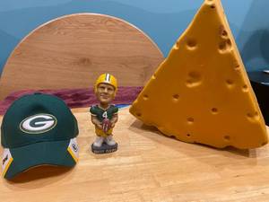 lot 184 image: Green Bay Packer Memorabilia and NFL coin set