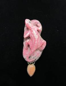 AMY KAHN RUSSELL Handmade Sculptural Brooch Pendant #9 w Carved Pink Stone Lizard