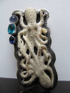 AMY KAHN RUSSELL Handmade Sculptural Brooch Pendant #27 wCarved Fighting Giant Squid
