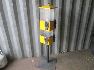 (CNTN) 8 Place Coin Operated Candy Dispenser 2 Levels of 4 with Stand and Key