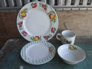 (TRK) Lot of 8 Place Settings of 4pc Garden Trellis Stoneware Sets