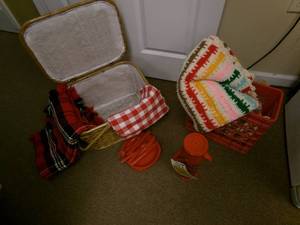lot 1 image: vintage picnic basket with accessor...
