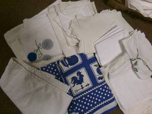 lot 45 image: vintage frame and print with linens...