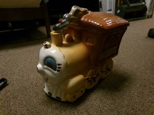 lot 107 image: Vintage California Cookie Jar, crac...