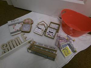 lot 50 image: Lot of Mothers Days plaques and ma...