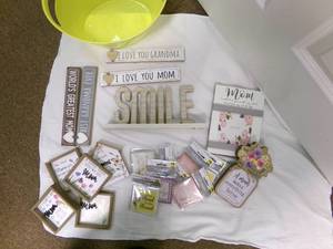 lot 51 image: Lot of Mothers Day plaques, magnet...