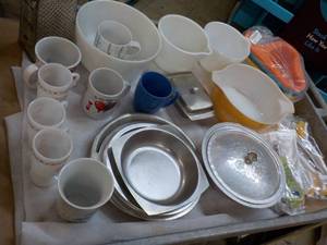 Pyrex, Vintage Bowls and more Kitchen Lot