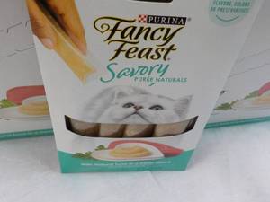 30 ct Purina Fancy Feast Savory Cat Treats Natural Tuna in a Demi Glaze Retail $90