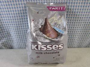 lot 116 image: (B-3) Party Pack Bag Hersheys Kisses 2 Pounds 3.8 Ounces Past Date