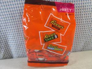 lot 178 image: (B-3) Party Pack Bag of Assorted Snack Size Reeses Candy Bars 2 Pound Bag Best by Nov 2023