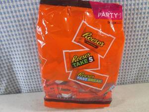 lot 179 image: (B-3) Party Pack Bag of Assorted Snack Size Reeses Candy Bars 2 Pound Bag Best by Nov 2023